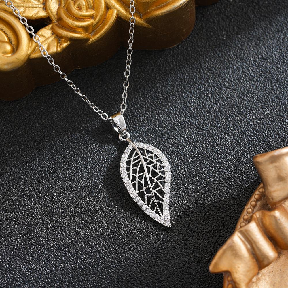 

Euro-Korean Light Luxury Titanium Steel Leaf Pendant Necklace - Non-fading, Versatile Women s Clavicle Chain Jewelry