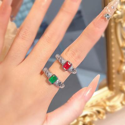 Anel Feminino de Coríndon Vermelho Fashion de Luxo Leve com Temperamento Retrô com Algodão Esmeralda Diário Simples Diamante de Alto Carbono