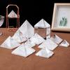 Bílá křišťálová leštěná pyramida Feng Shui ornament