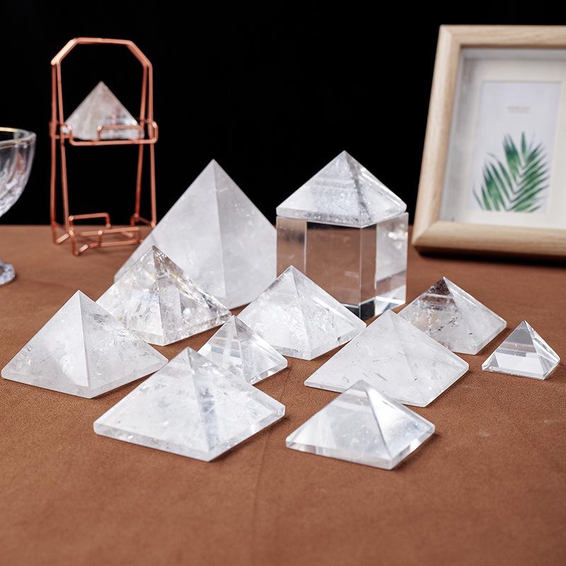 Bílá křišťálová leštěná pyramida Feng Shui ornament