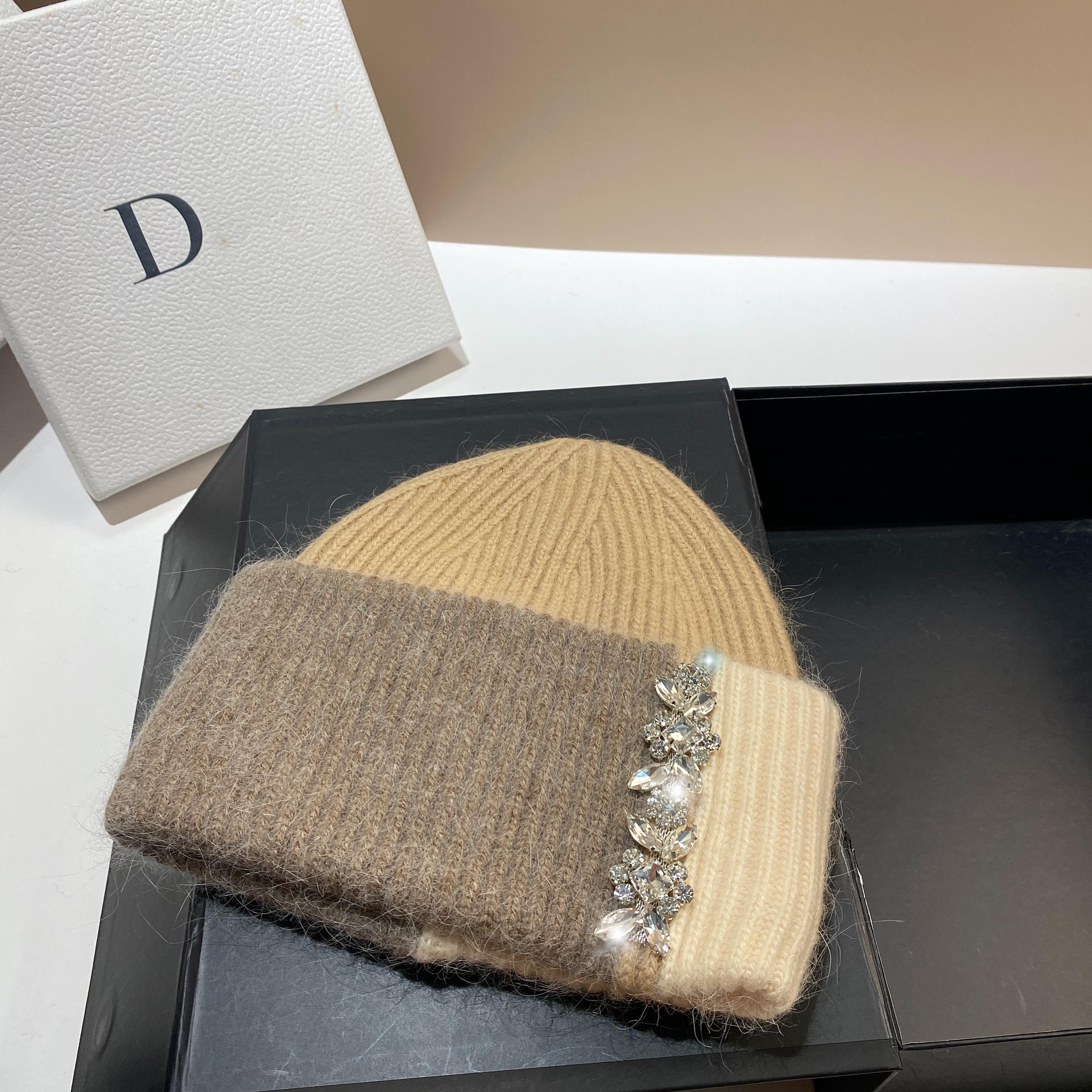 

Мягкая шерстяная шапка со стразами в западном стиле, французская женская легкая роскошная вязаная шапка с кроличьим мехом, осенне-зимняя теплая кепка-пуловер One Size