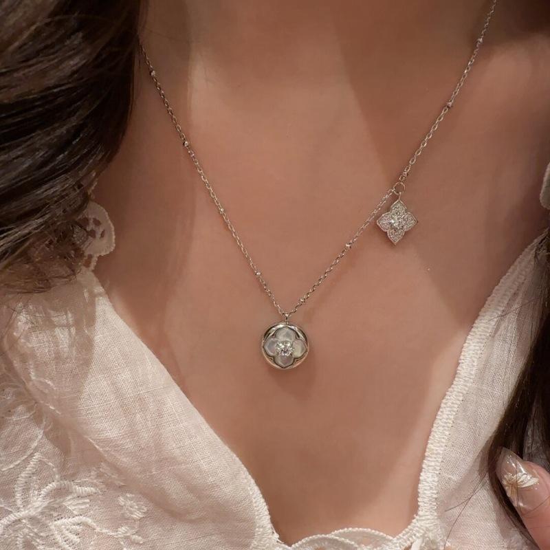 Retro Chinese Style Full Of Diamonds, White Fritillary Four-Leaf Flower Pendant, Necklace, Bracelet, Exquisite High-End Set