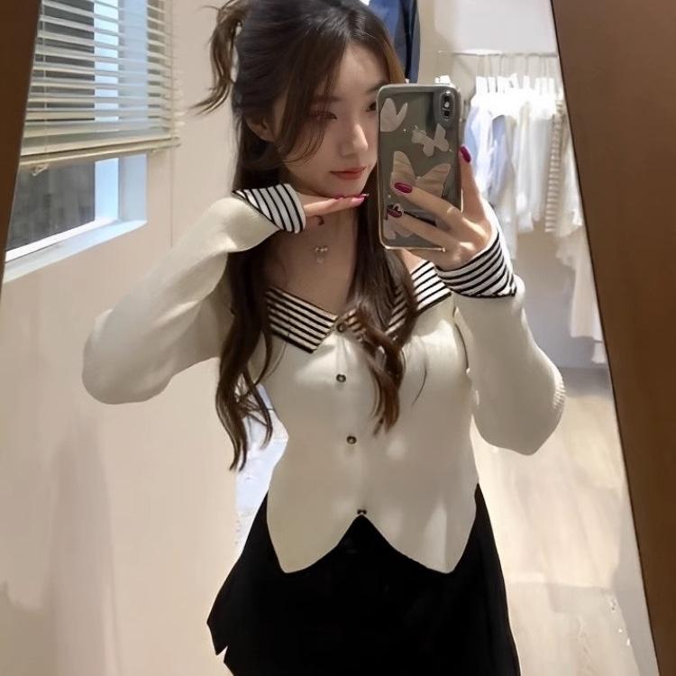 Damen Französisch Chic Oberteile mit quadratischem Kragen: Nischendesign, Frühherbst-Stil, High-End, Schlanke & Weiche Pullover