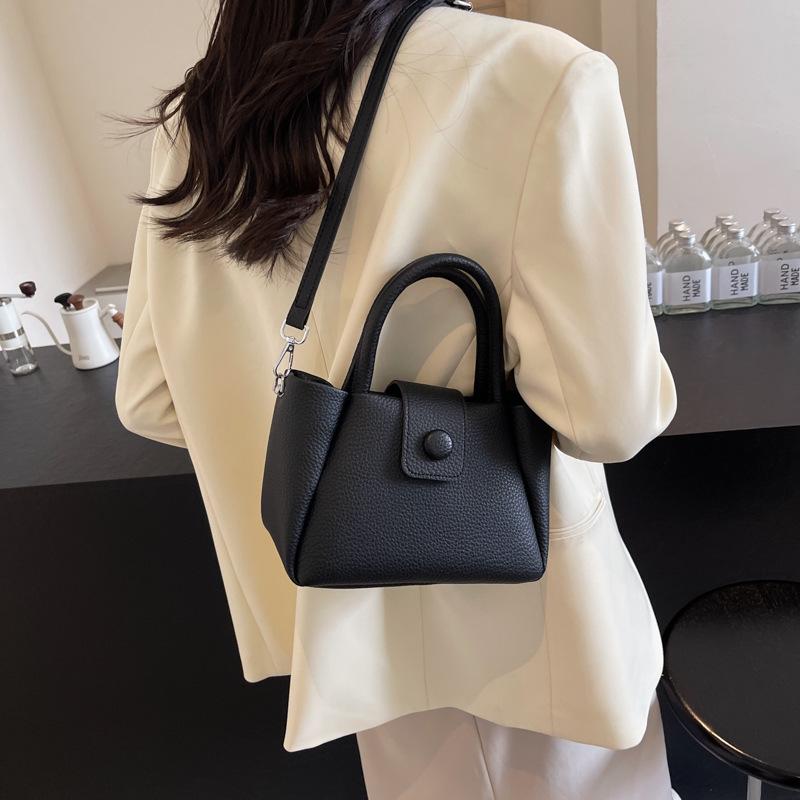 Large capacity handbag bag women 2025 new trendy fashion messenger bag high sense women shoulder commuter bucket bag