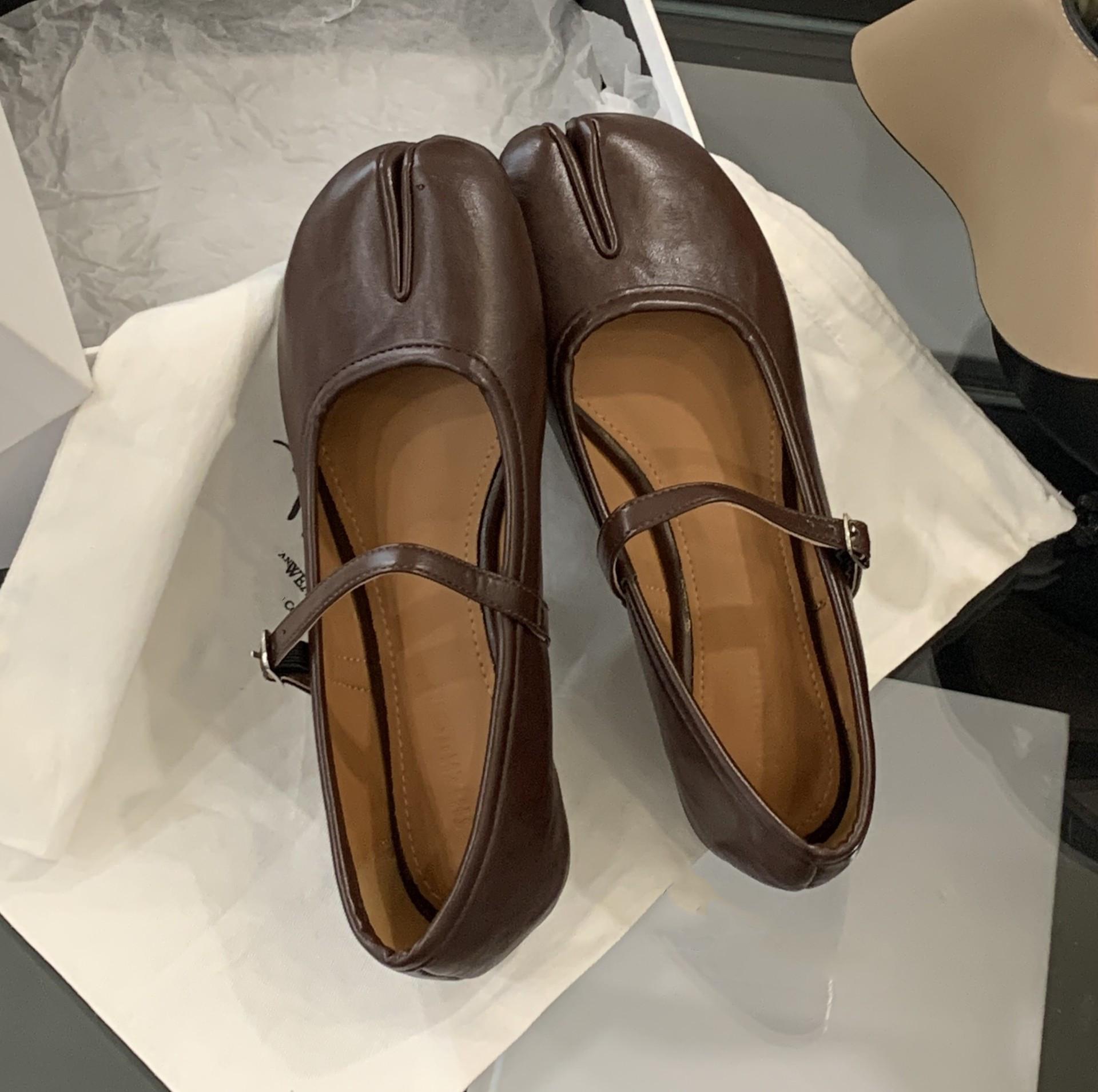 IPPEUM Балетки с разделенным носком Обувь TabIs Мэри Джейн 2026 Новый Винный Цвет Балетки на плоской подошве 225 коричневый