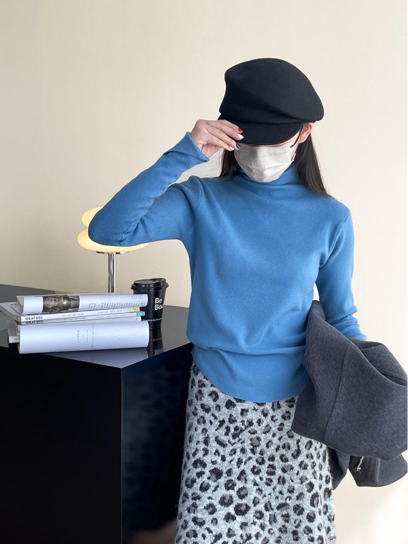 

Мягкий эластичный свитер с высоким воротом и стильной отделкой рукавов от Taochuan - YL1018 One Size