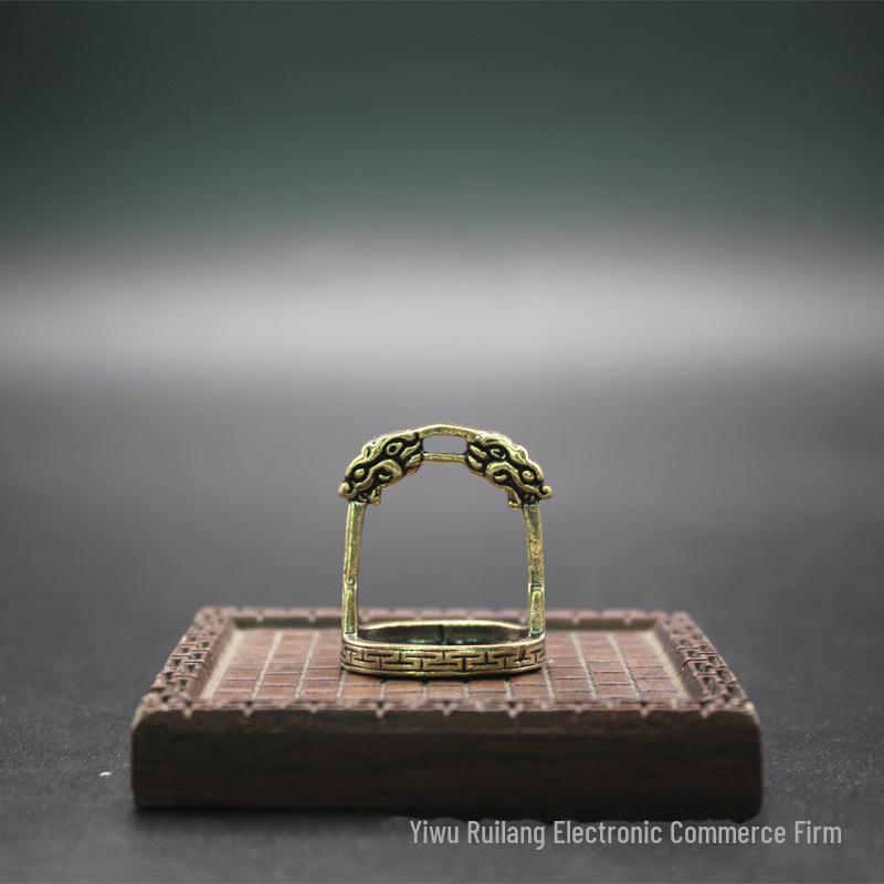 

Креативный брелок-подвеска в виде стремени из латуни — украшение для автомобиля и небольшой подарок