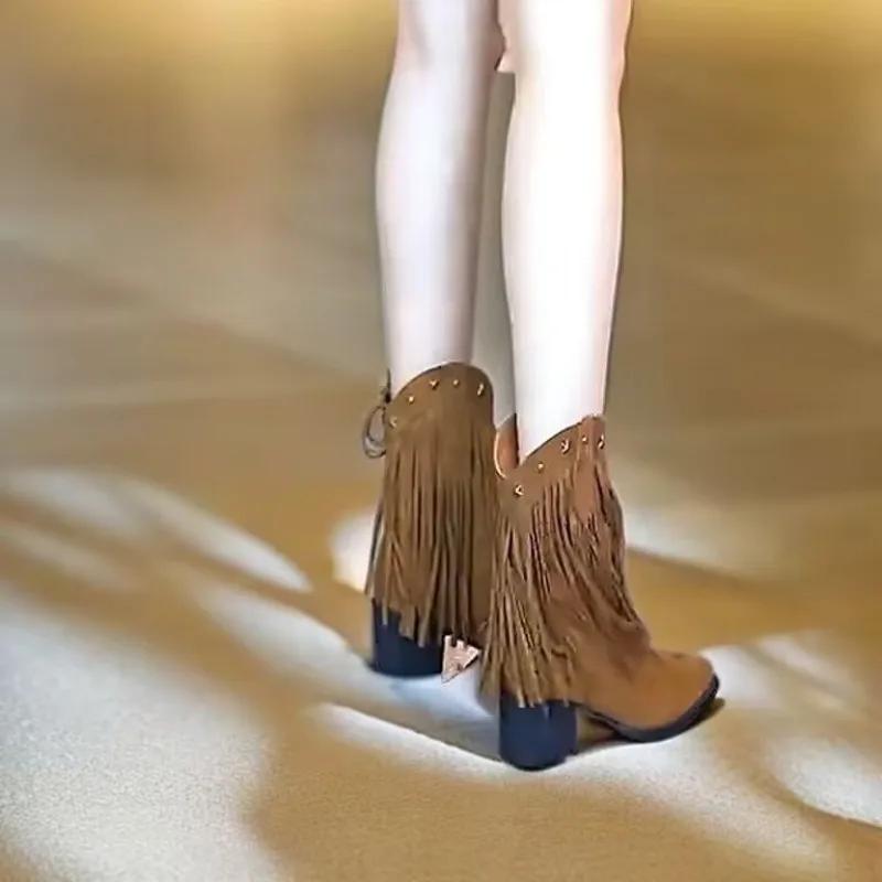 Módní boty na vysokém podpatku pro ženy 2024 Podzim Zima Nový styl Módní nýtované westernové boty s tlustým podpatkem a třásněmi Špičaté krátké boty