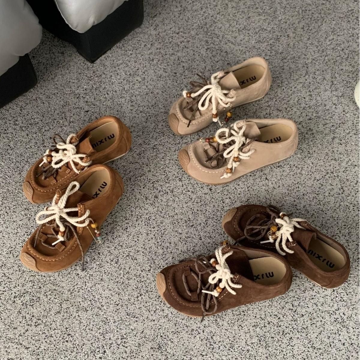 

2025 новая корейская версия туфли на шнуровке с круглым носком на толстой подошве с мелким вырезом, универсальные для работы и повседневной носки, закрывающие ногу, универсальные женские туфли 39