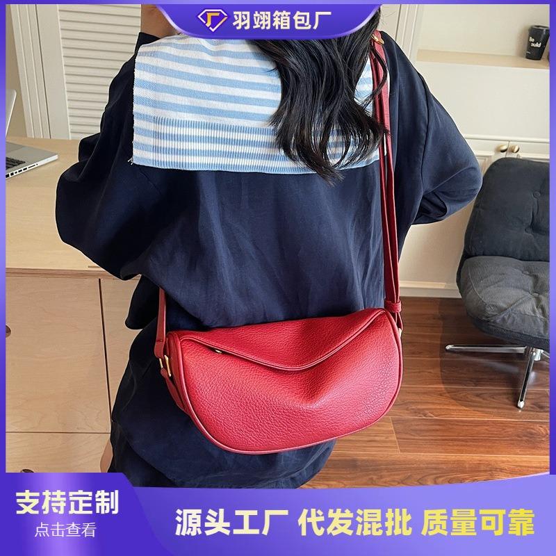 Today's popular bags are women's new trendy niche shoulder bags, large-capacity high-end messenger dumpling bags.