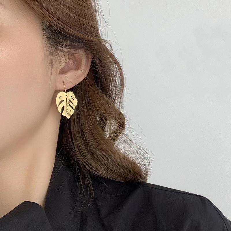 Elegant Retro Leaf Dangle Earrings: Trendy Personalized Accessories for Women