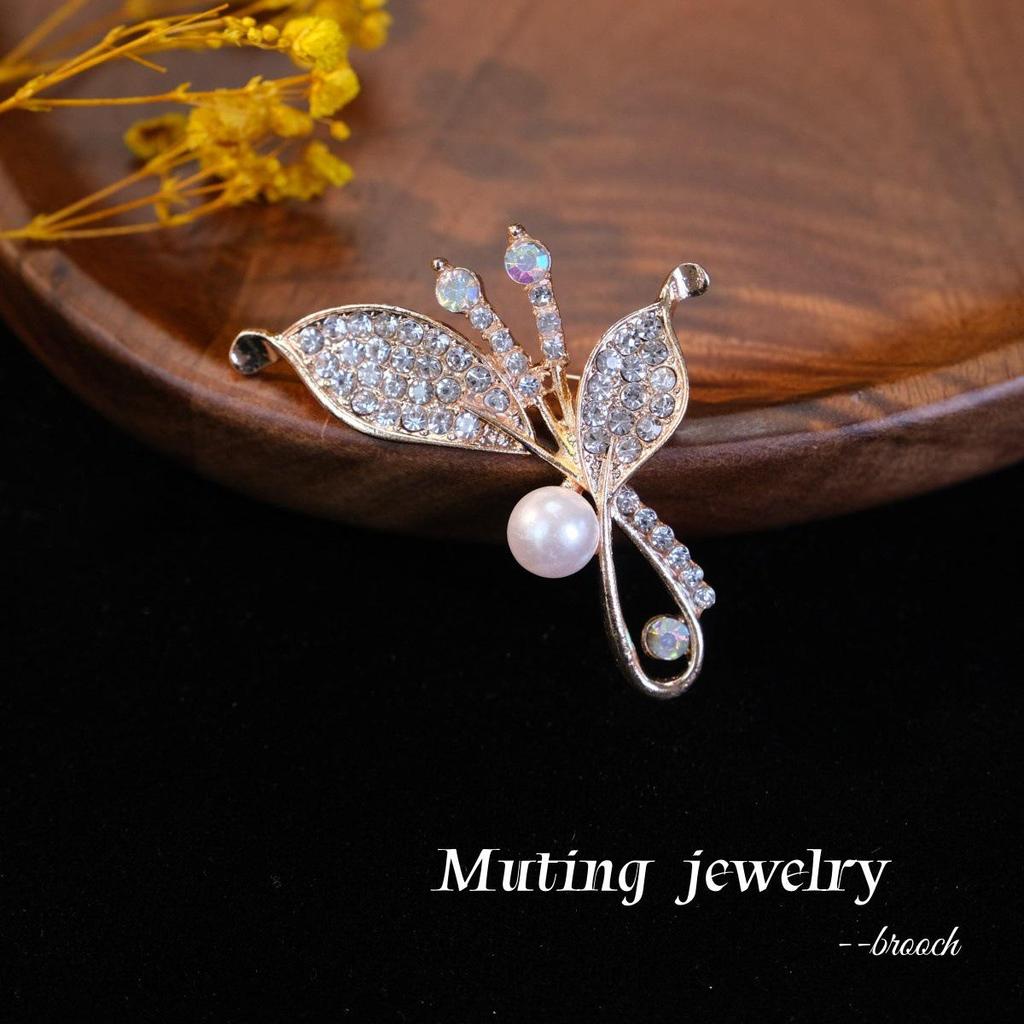 Elegant Two-Leaf Pearl Brooch Pin - Versatile High-End Women's Fashion Accessory for Low-Cut Garments