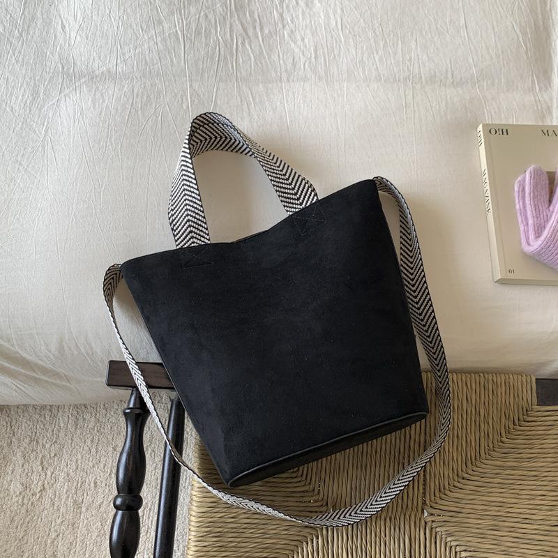 

Retro large-capacity handbag bag women s 2025 new trendy Korean bucket bag high-end large-capacity crossbody bag 29*15*25 чёрный