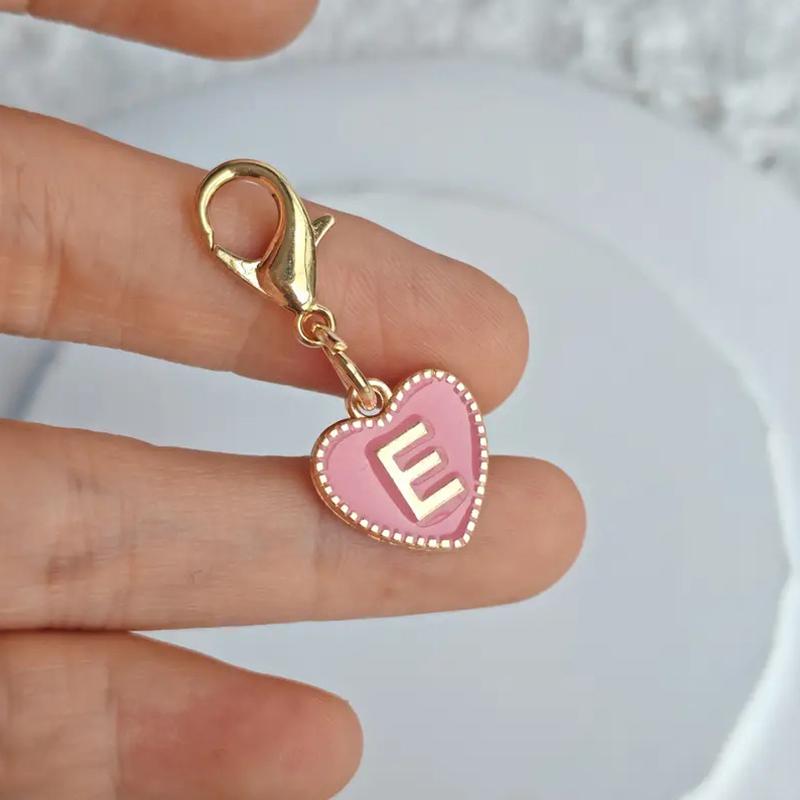 Gorąca sprzedaż 26 liter angielskich różowy dwustronny breloczek z brzoskwiniowym sercem w kształcie serca stopowy dodatek wisiorek