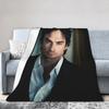 The Vampire Diaries Damon Salvatore Serie TV Coperta Decorativa in Flanella Plaid per Arredamento Casa Calda Morbida Copriletto Regalo