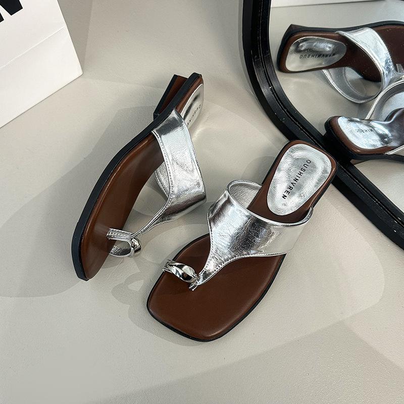 Französische Nische coole Hausschuhe Damen Oberbekleidung 2025 Sommer neu mit Rock einfache Sandalen vielseitig kleiner Absatz coole Hausschuhe