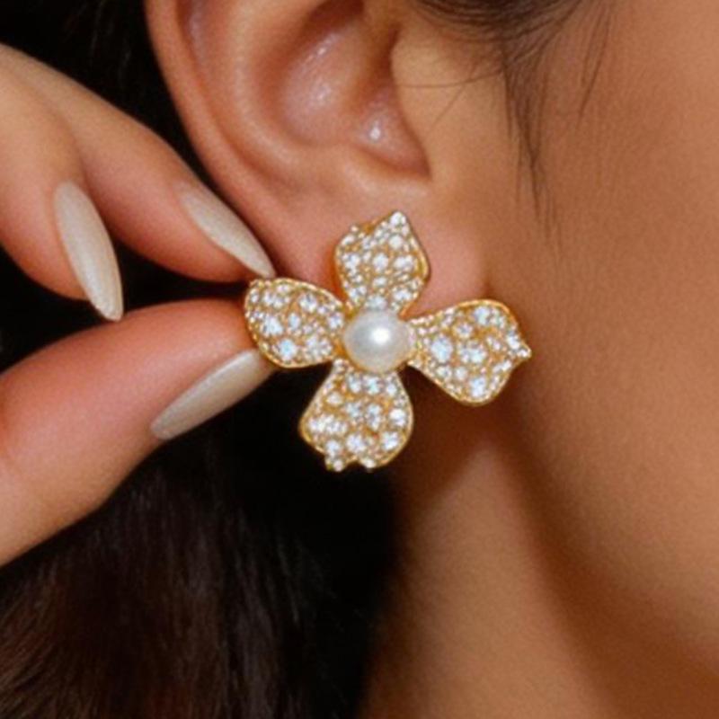 Silver Needle Luxury Zircon Pearl Flower Stud Earrings - Retro, Exquisite, High-End Ear Ornaments for Women