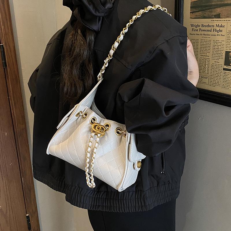 Rhombus Chain Bag Women's 2025 New Messenger Bag Autumn and Winter Niche Design Popular Shoulder Bucket Bag This Year