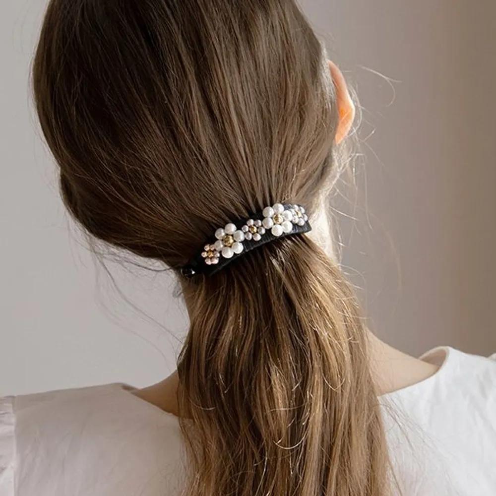 Daisy Half-moon Banana Pin LFPT0748 cream