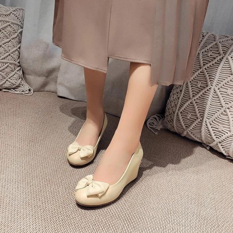 Schuhe für Damen 2026 Mode Sommer Neu Schmaler Ausschnitt Damen High Heels Runde Spitze Keilabsatz Schmetterlingsknoten Damenschuhe