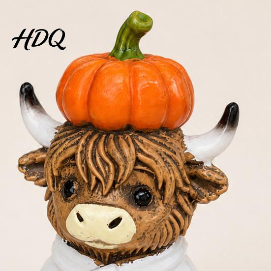 Herbst Heimdeko Niedliche Sitzende Hochlandkuh Kürbis Figur, Harz Statue Ornament Tierstatuen für Ernte Dekoration, Herbst mehrstöckiges Tablett Tischplatte