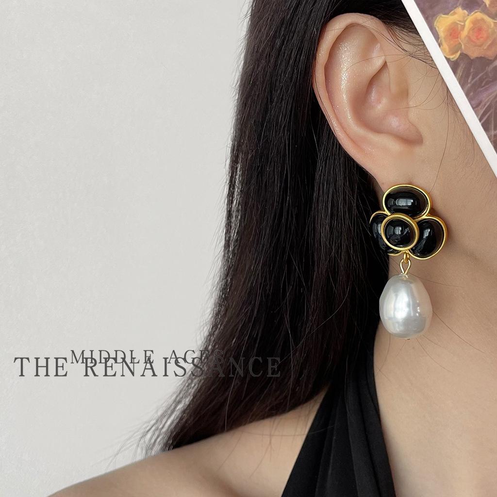 Pre-Owned Baroque Pearl Floral Stud Earrings: Vintage French Retro Light Luxury Jewelry