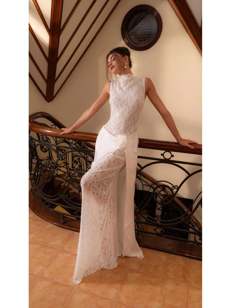 Elegant White Floral Lace Sleeveless Evening Gown