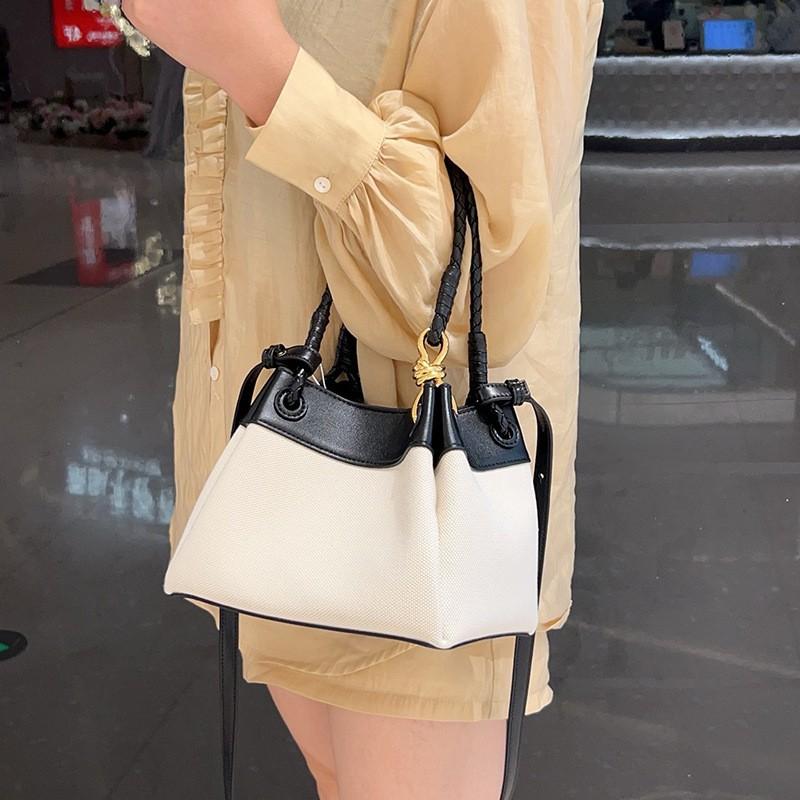 2026 New Cowhide Woven Bag Same Brand Model Hand-carry One-shoulder Cross-body Fashionable Women's Landing Umbrella