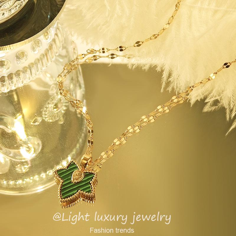 Collana con Ciondolo Farfalla Smeraldo: Catena Clavicola in Acciaio di Titanio di Lusso per Donne