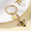 Krásný Cartoon Bee Key Držák Zlatá barva Zinková slitina Bee s Daisy Keychains Dárek pro studentského učitele
