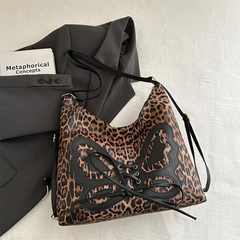 

Large capacity bow backpack women s 2025 autumn and winter new retro shoulder bag premium texture tote bag коричневый