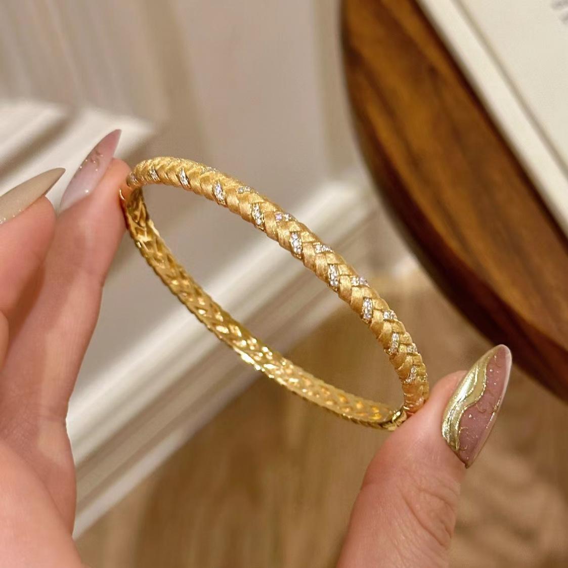 

Classic shiny layered style wheat brushed bangles for women sparkling full diamond Braided exquisite bracelet banquet золотий