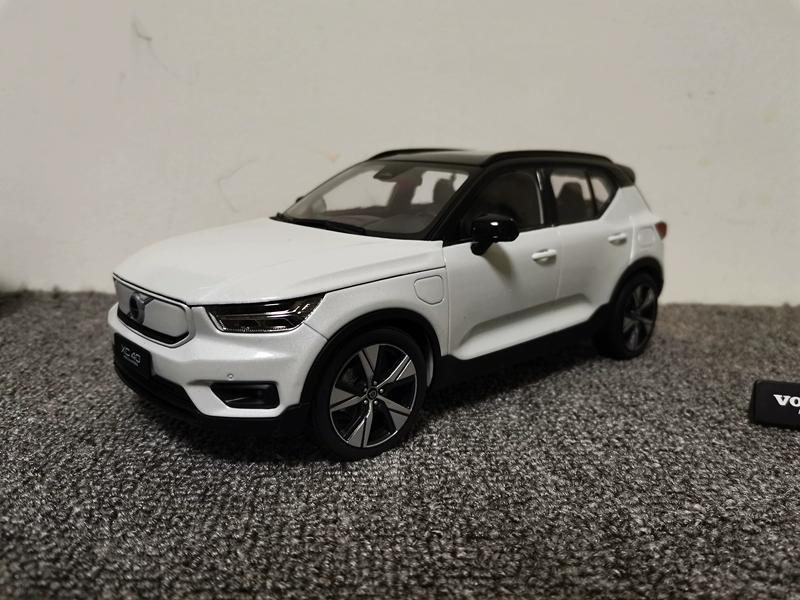 Official Volvo 1:18 Scale Alloy Car Models - XC60, XC90, S60L, Die-Cast with Factory Metallic Paint, Collector's Display Model