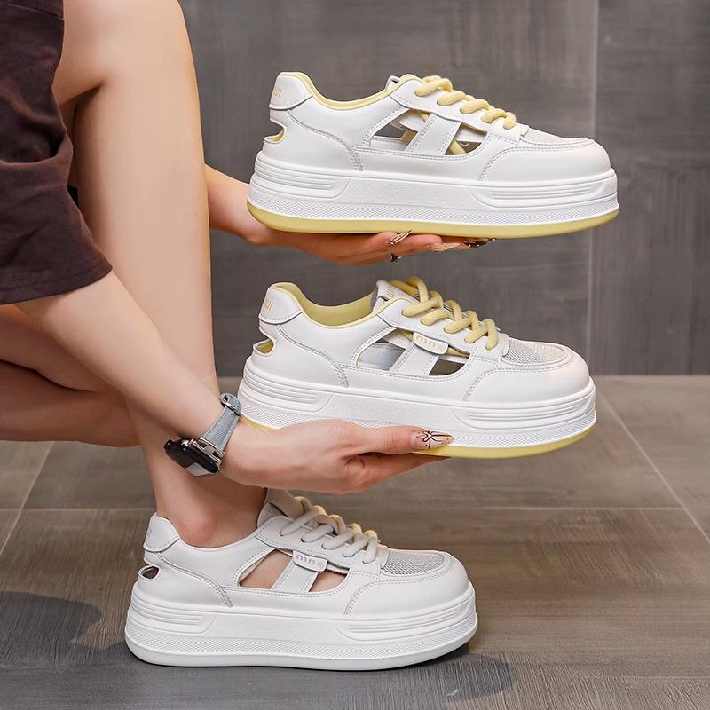 Auf Scheiße treten Gefühl Leder kleine weiße Schuhe Damen 2025 neu Sommer hohles Mesh atmungsaktiv dicke Sohle keine stickigen Füße Board Schuhe Damen