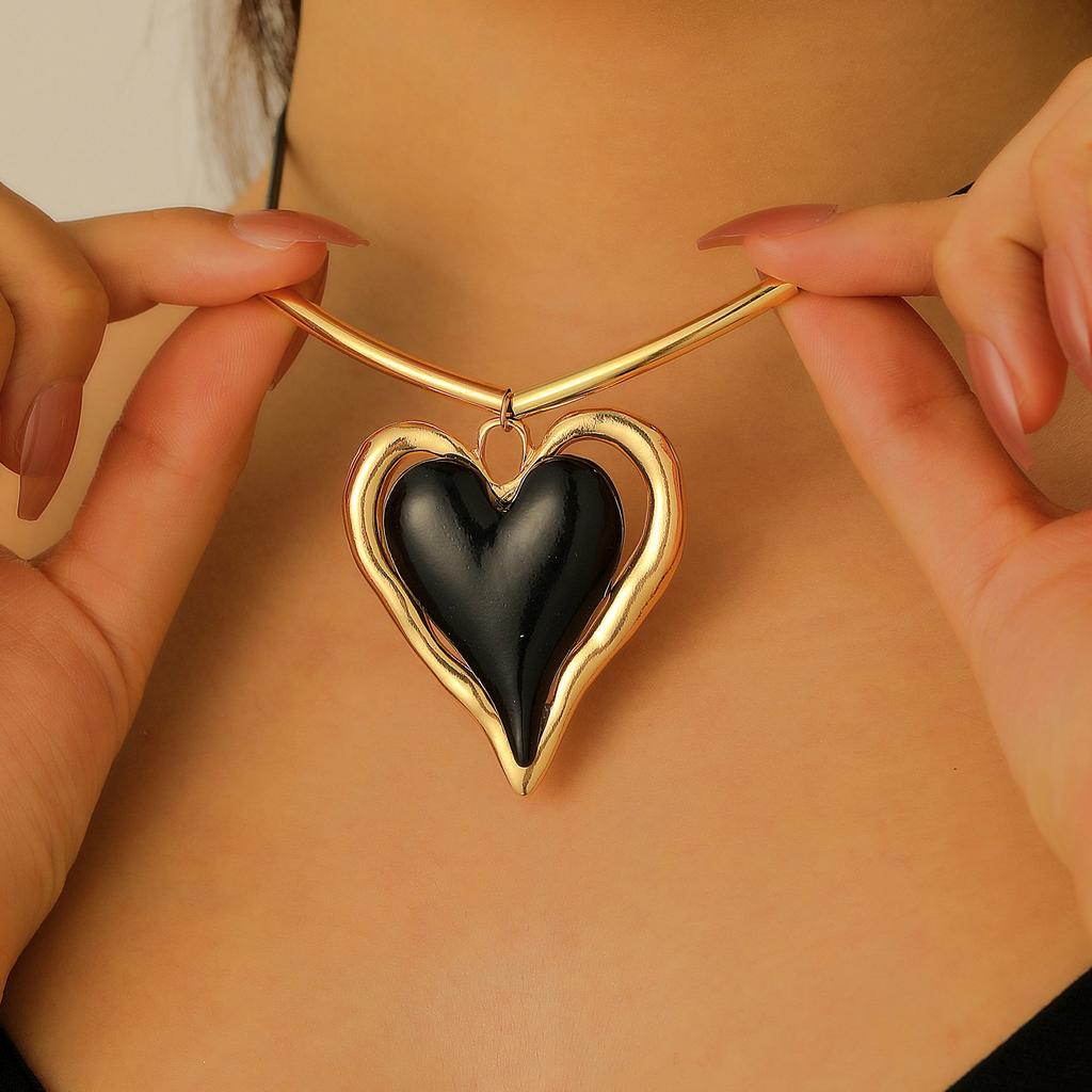 Exaggerated Gothic Heart Necklace For Women Jewelry 2025 Trending New Sweet Cool Hottie Peach Heart Pendant Necklaces Choker