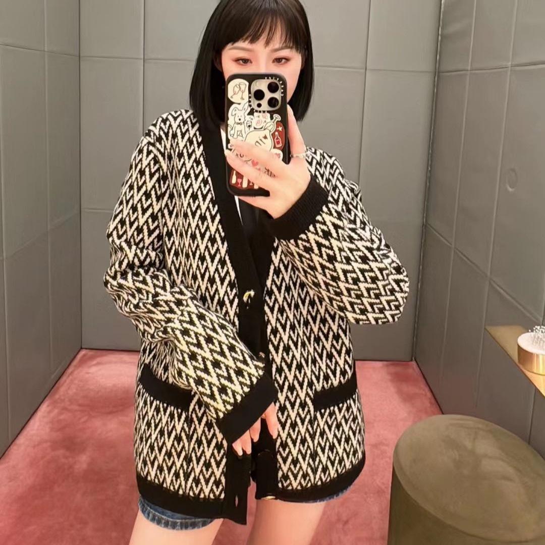 

Unisex V-Neck Loose Fit Wool Knit Cardigan with All-Over Letter Jacquard Medium жовтий