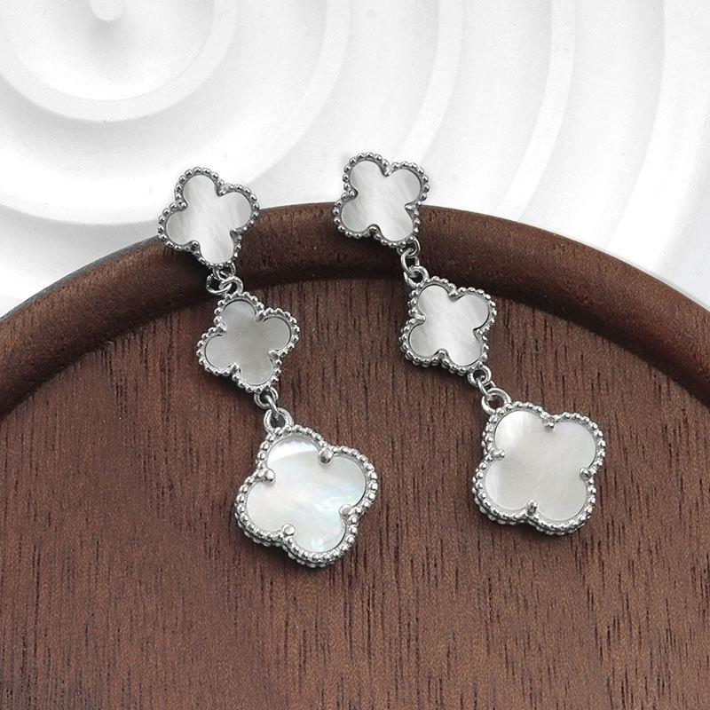 Stilvolle Kleeblatt-Steckohrringe für Damen, gefertigt aus hochwertigem Achat-Chalcedon und Perlmutt 925 silver black
