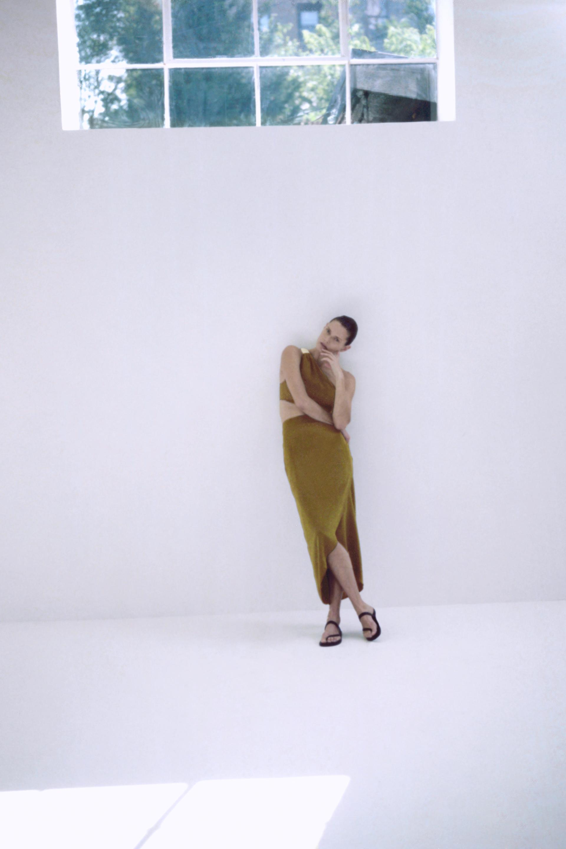 

АСИММЕТРИЧНОЕ ПЛАТЬЕ МИДИ С ЗОЛОТОЙ АППЛИКОЙ