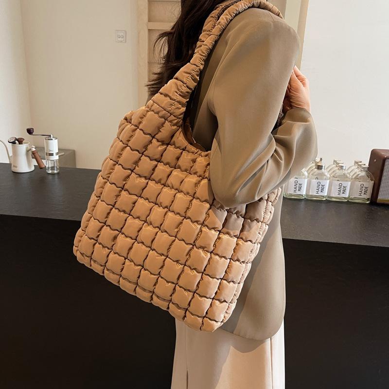 Cotton clothes underarm large-capacity woven bag women's new 2025 simple and fashionable diamond tote bag shoulder bag