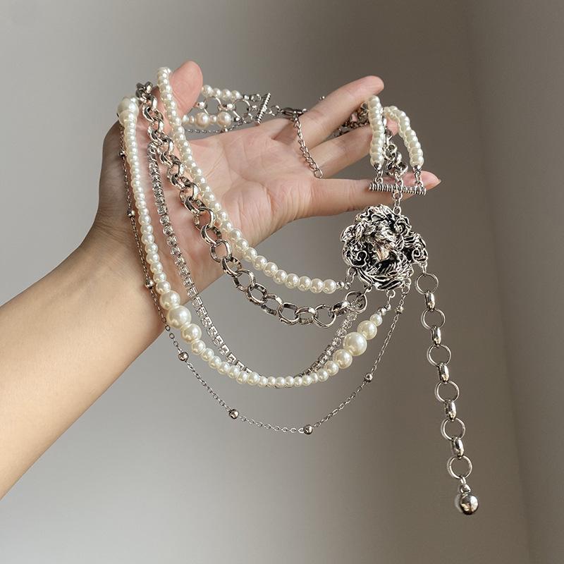 Elegante mehrlagige Halskette aus Zirkonglas und Perlen - Trendig und vielseitig für Frauen