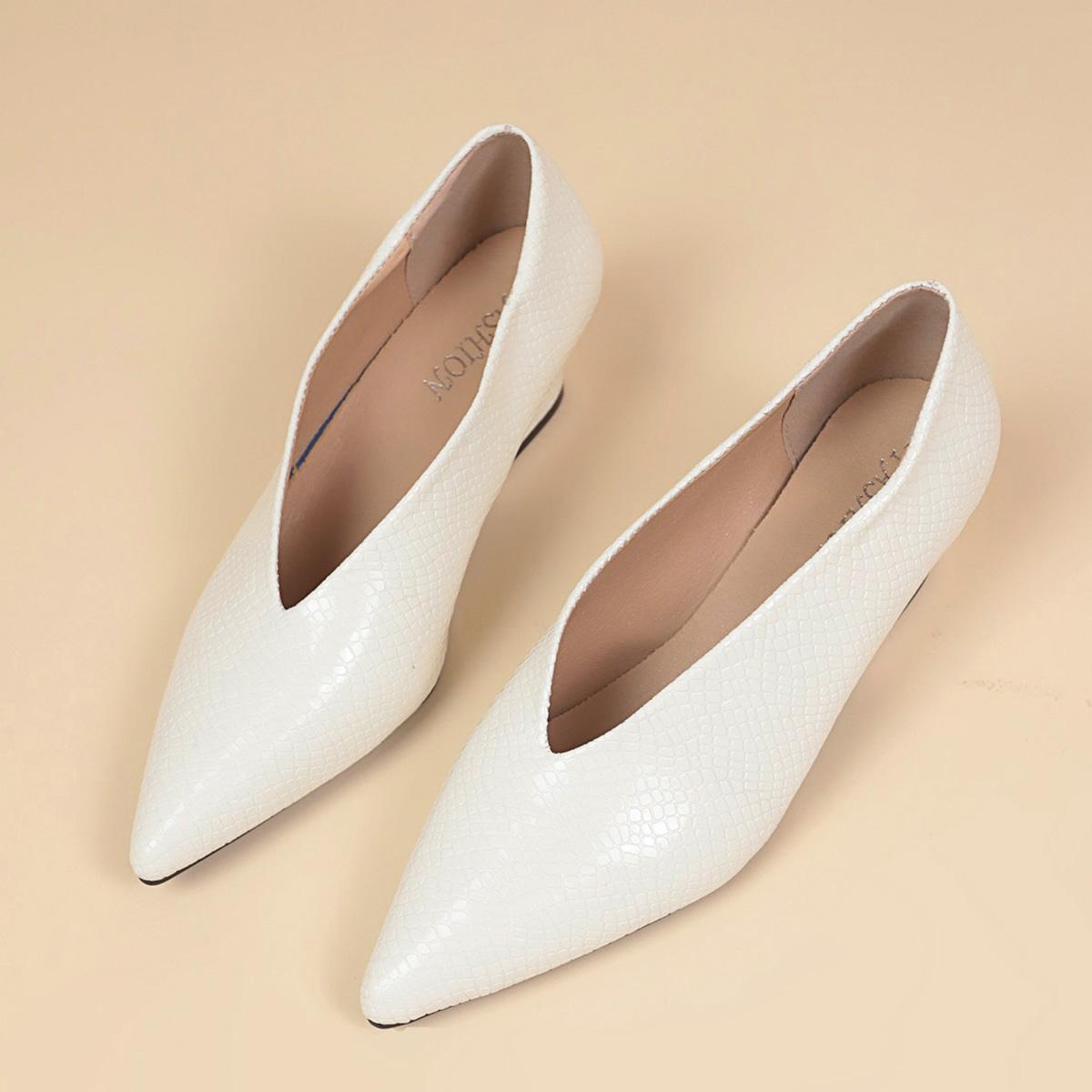 

Мода Новые женские туфли-лодочки Осень Весна Осень Наклонный каблук Острый нос V-образный вырез Одинарный черный 4 см Серпантин Средний каблук Ретро бабушкины туфли 35 белый