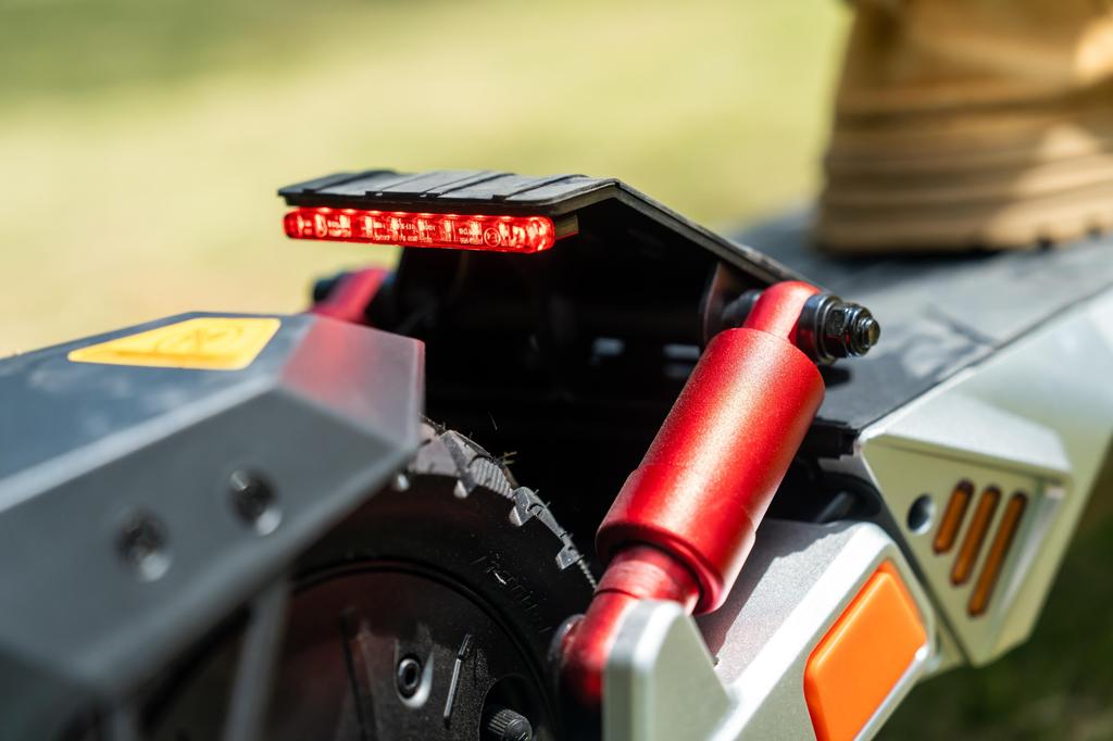 KuKirin M4 Max Elektroroller 800W Motor, 48V 18.2AH Batterie, 45 km/h Geschwindigkeit, 64 km Reichweite, 10-Zoll Reifen, IP54 E-Scooter