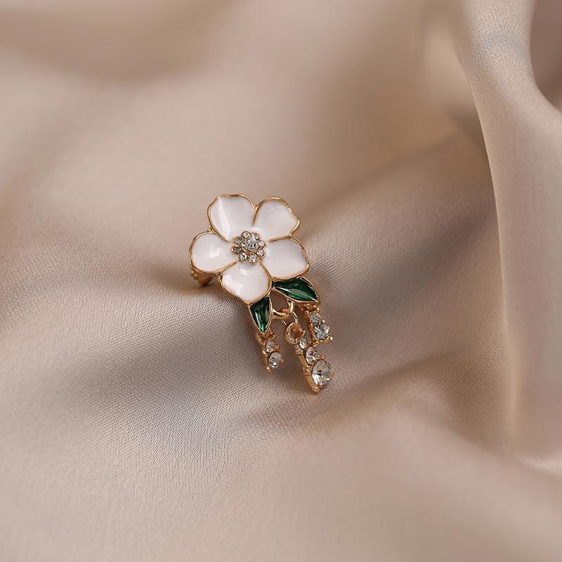 

Elegant White Drip Oil Camellia Flower Brooches For Women Lady Temperament Tassel Pendant Brooch Party Casual Jewelry