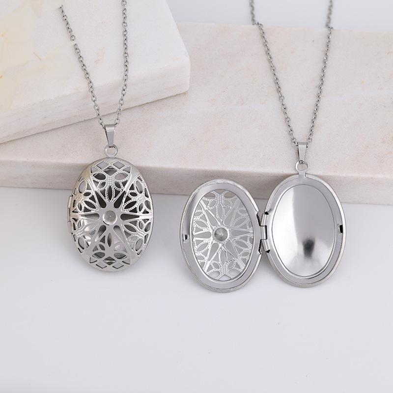 Retro Oval Clavicle Chain Locket Necklace with Engraved Pattern