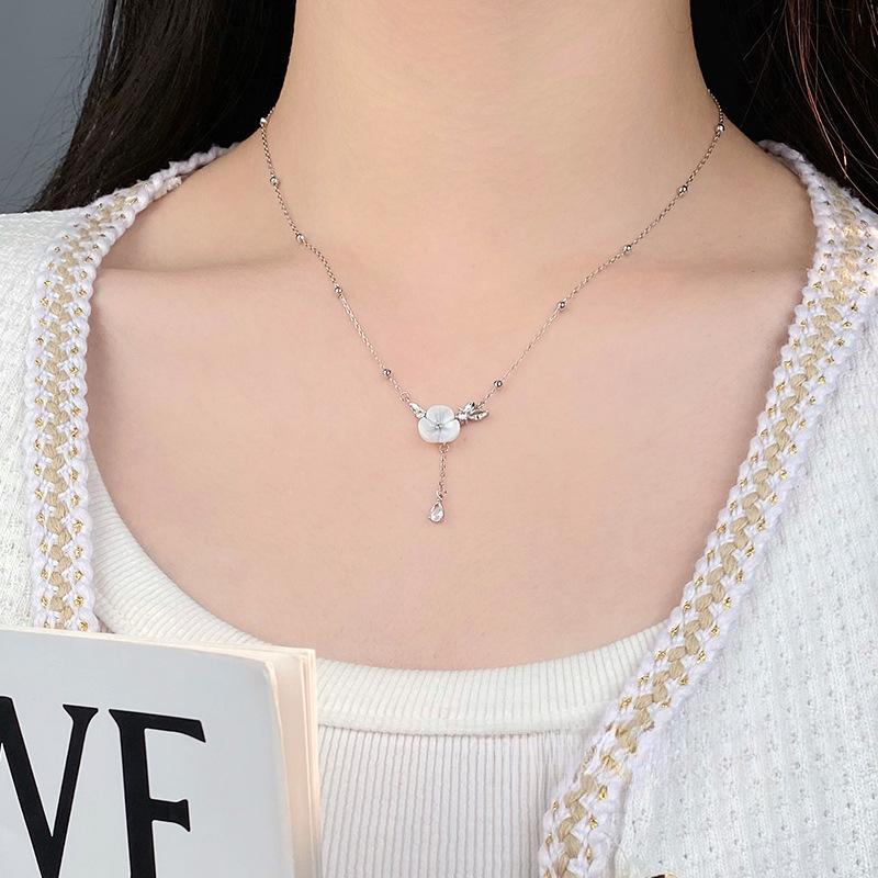 Elegancki naszyjnik z frędzlami kwiatowymi dla kobiet o świeżym wiosennym wzornictwie i eleganckim łańcuszku na obojczyk