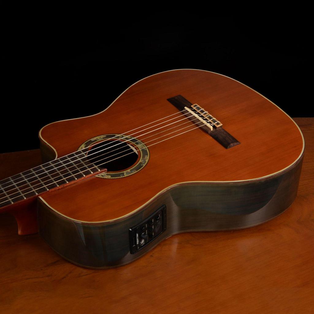 Pevná vrchní deska, Akusticko-elektrická klasická kytara, Výřez (Cutaway), Červený smrk, Nylonové struny, Pokročilá hra, Unisex