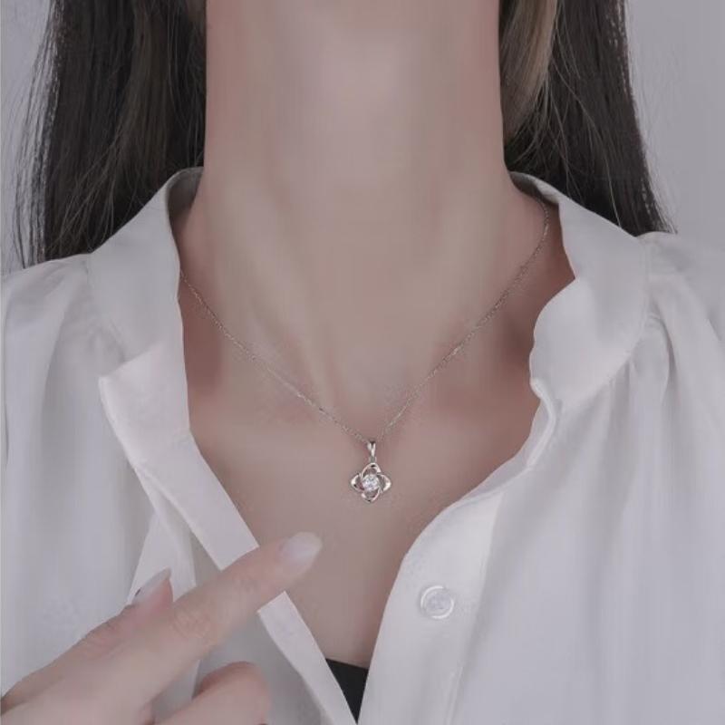 Leichter Luxus Nischen Kleeblatt Halskette für Damen, Modische Leichter Luxus Schlüsselbein Kette, Vielseitiges Anhänger Zubehör