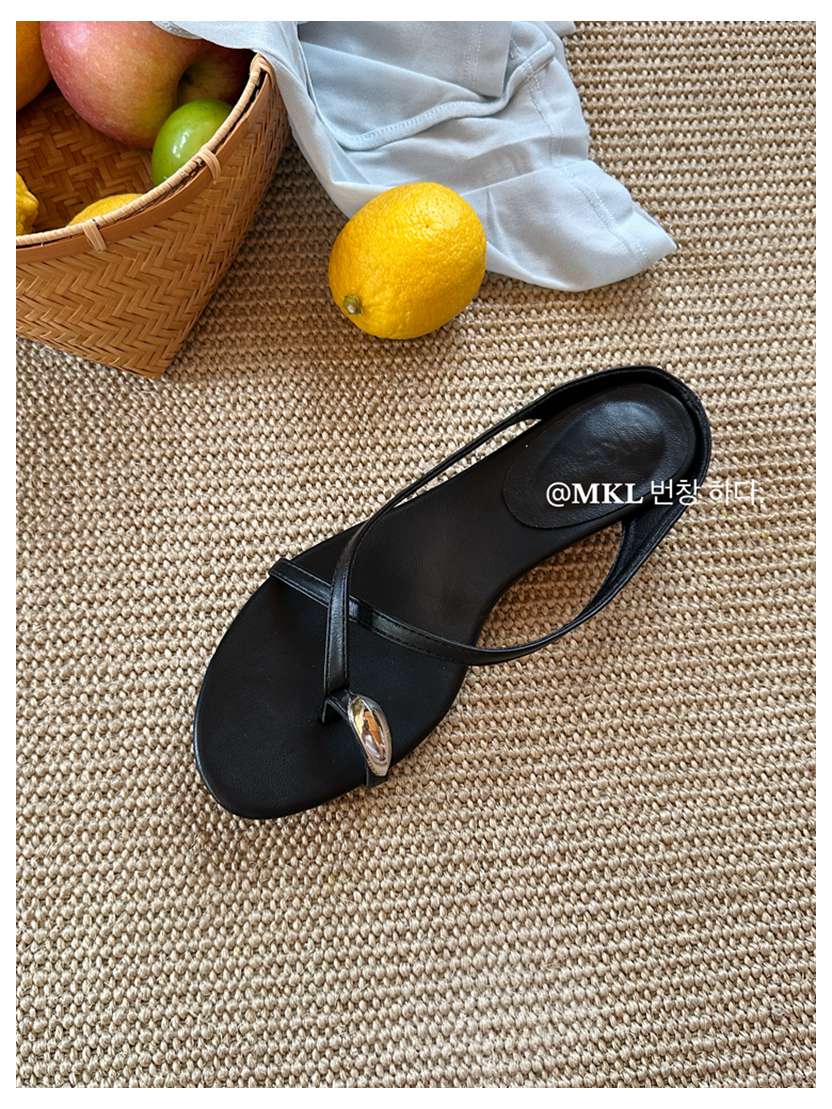 

Женские тапочки 2025 Модные шлепанцы с перемычкой для пальца, женские шлепанцы для пляжа, сандалии на плоской подошве, дизайнерские туфли с декоративными металлическими элементами и перекрещивающимися ремешками 35 чёрный