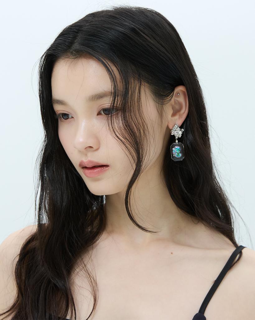 Lovuee Square Cut Glass Cameo Earrings