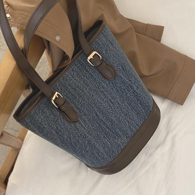 

Denim tote bag women s 2025 new trendy Korean version underarm bag niche texture large capacity shoulder bucket bag темно-синього кольору